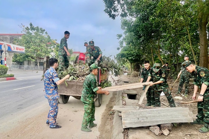 Phường Sơn Tây đồng loạt ra quân tổng vệ sinh môi trường trên tuyến Quốc lộ 32