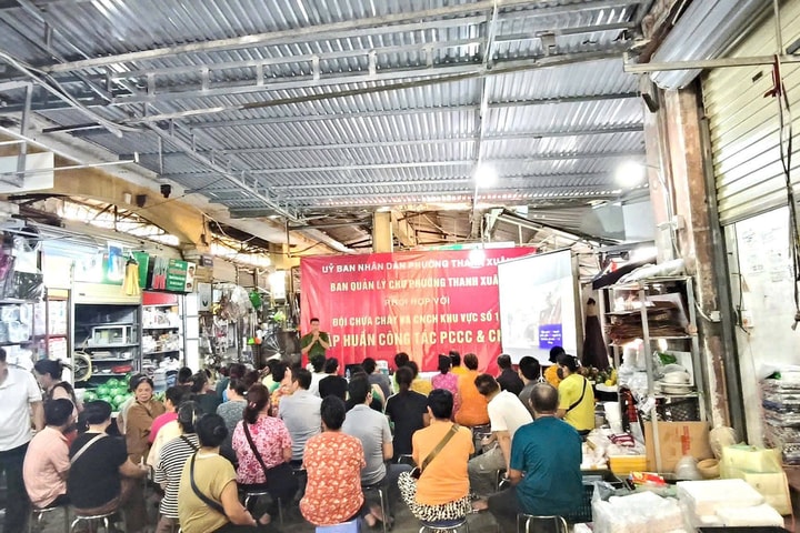 Tuyên truyền hướng dẫn an toàn PCCC cho các tiểu thương, người kinh doanh tại khu Chợ Thanh Xuân