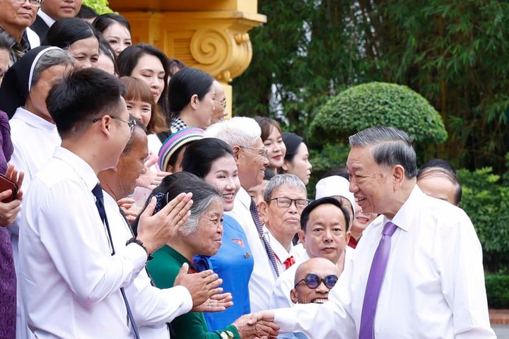 Tổng Bí thư, Chủ tịch nước Tô Lâm gặp mặt thân mật 100 đại biểu trong chương trình “Việc tử tế”