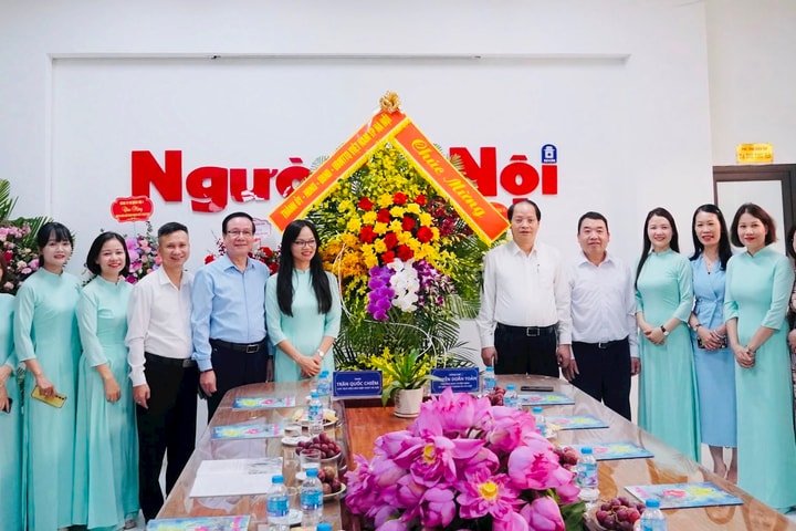 Trưởng ban Tuyên giáo và Dân vận Thành ủy Hà Nội Nguyễn Doãn Toản thăm, chúc mừng Tạp chí Người Hà Nội nhân dịp 21/6