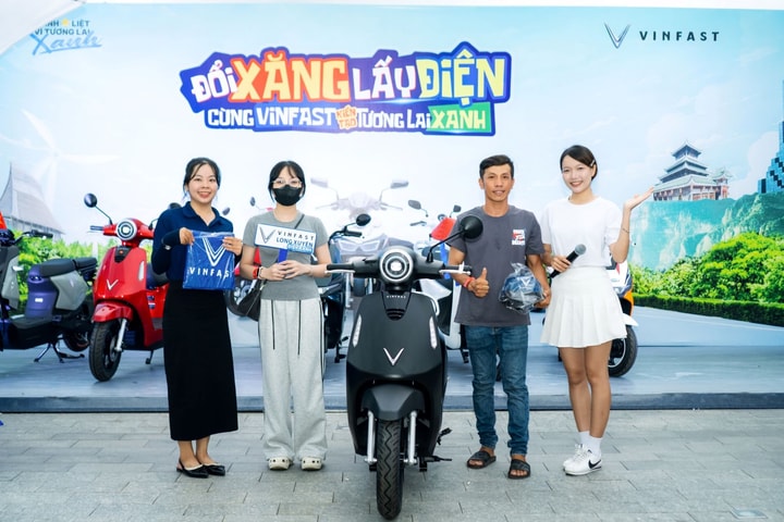Người dân An Giang thích thú đi “đổi xăng lấy điện”, Flazz Max và Evo Lite thành tâm điểm