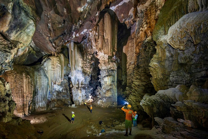 Phát hiện hang động mới có hệ thống thạch nhũ, ngọc động hiếm gặp ở Phong Nha - Kẻ Bàng