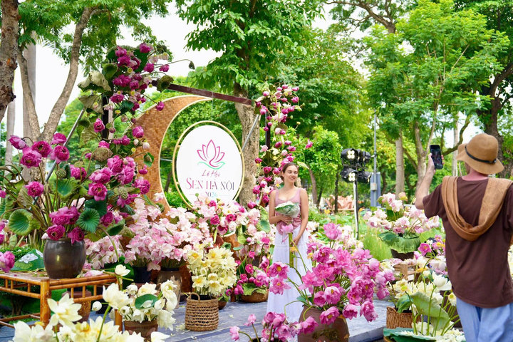 Lễ hội "Sắc sen Hà Nội" thu hút gần 300.000 lượt du khách đến tham quan, trải nghiệm