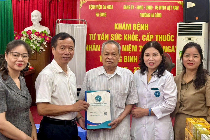 Bệnh viện Đa khoa Hà Đông tổ chức khám bệnh, tư vấn sức khỏe, cấp thuốc và tặng quà cho đối tượng chính sách