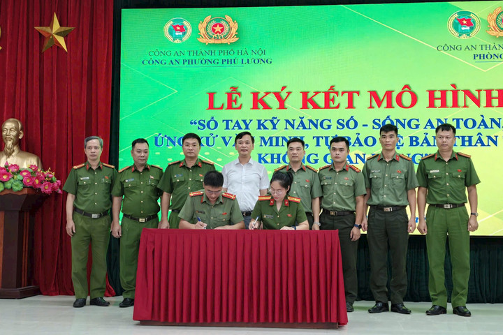 Công an phường Phú Lương triển khai mô hình “Sổ tay kỹ năng số”, nâng cao kỹ năng bảo vệ người dân trên không gian mạng