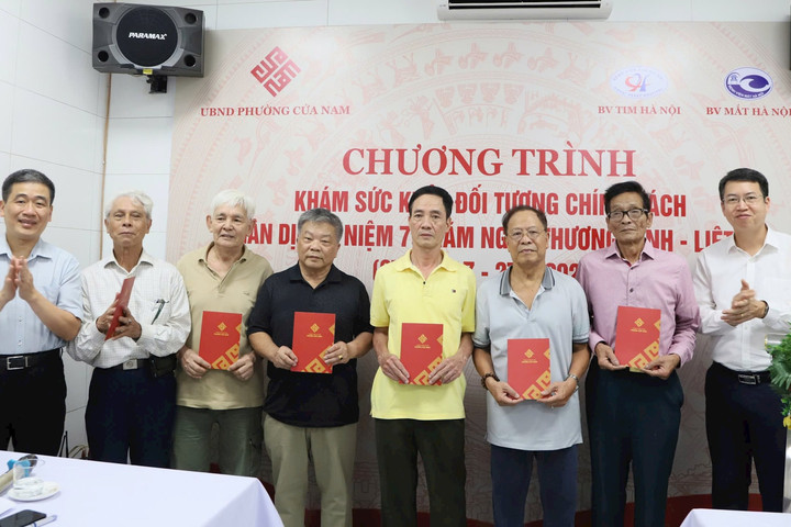 Ấm áp chương trình khám, chăm sóc sức khỏe tri ân các gia đình chính sách tại phường Cửa Nam