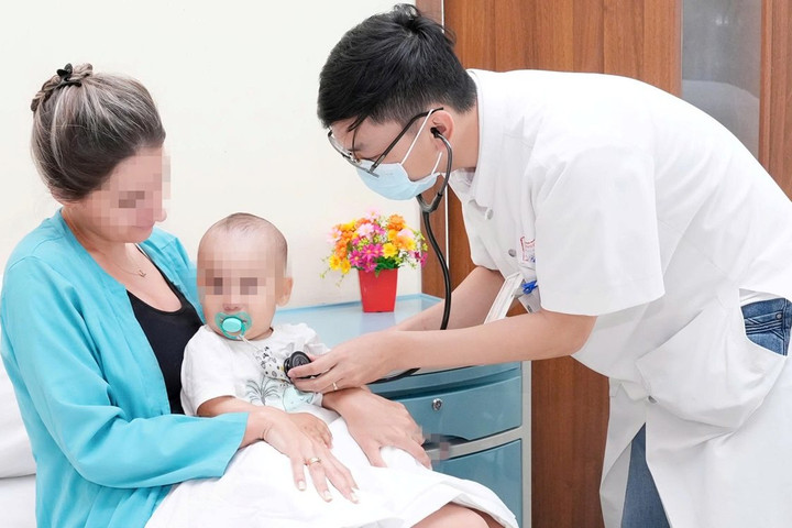 Bệnh viện Trung ương Huế: Cứu cháu bé 9 tháng tuổi người Kazakhstan nuốt phải kim băng