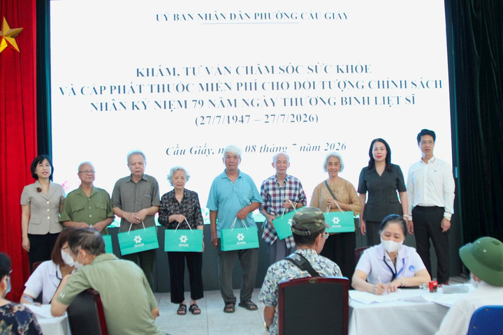 Phường Cầu Giấy: Liên thông dữ liệu sức khỏe điện tử và tổ chức khám bệnh, tặng quà tri ân các gia đình chính sách