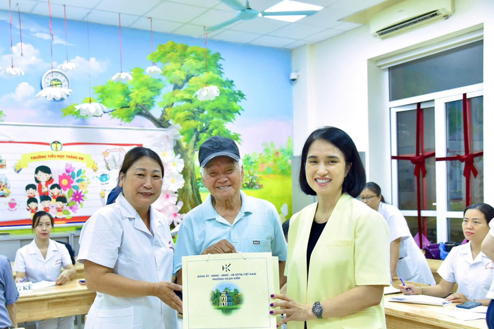 Phường Hoàn Kiếm tổ chức khám, chăm sóc sức khỏe cho hơn 700 người có công và gia đình chính sách