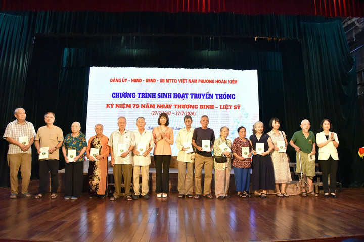 Chương trình sinh hoạt truyền thống kỷ niệm 79 năm Ngày Thương binh - Liệt sĩ trên địa bàn phường Hoàn Kiếm.