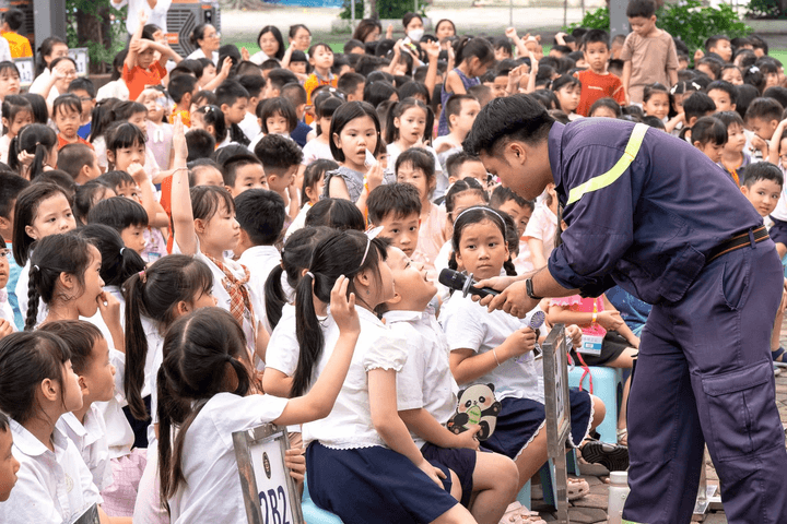 Gần 700 học sinh và giáo viên MAY ACADEMY hào hứng trải nghiệm làm "chiến sĩ phòng cháy, chữa cháy”