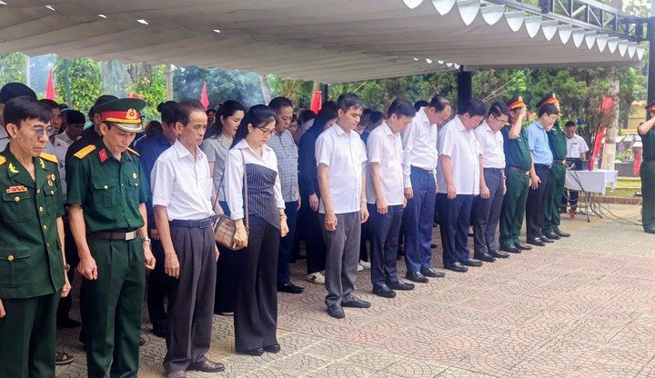 Phường Tây Hồ dâng hương tưởng niệm các Anh hùng liệt sĩ tại Nghĩa trang Liệt sĩ Thành phố Hà Nội