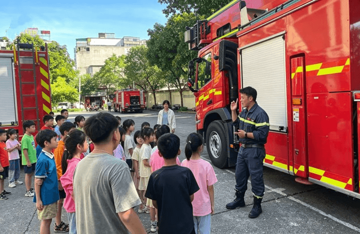 Hơn 130 học sinh và phụ huynh Trường tiểu học Nhân Chính hào hứng trải nghiệm làm lính cứu hỏa