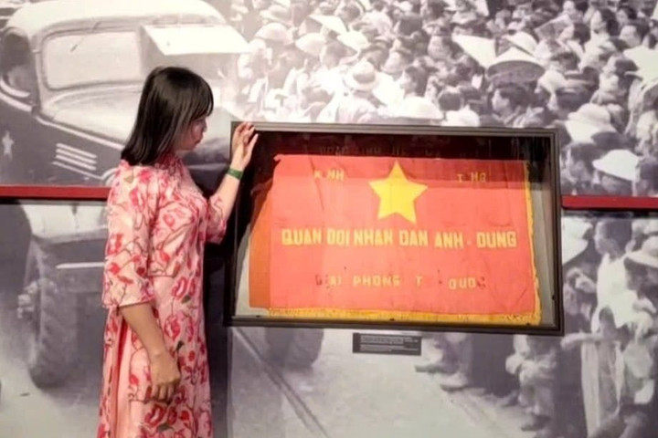 Phía sau một Hà Nội