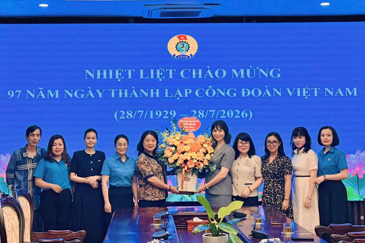 Thường trực Đảng ủy phường Hoàn Kiếm chúc mừng kỷ niệm 97 năm Ngày thành lập Công đoàn Việt Nam