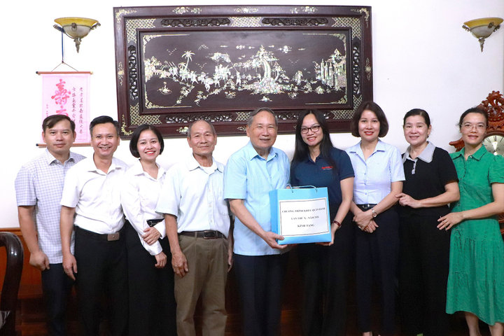 Tiếp tục lan tỏa những nghĩa cử cao đẹp. Ban Tổ chức chương trình “Khúc quân hành” lần thứ X năm 2026 tri ân người có công trên địa bàn phường Tây Hồ