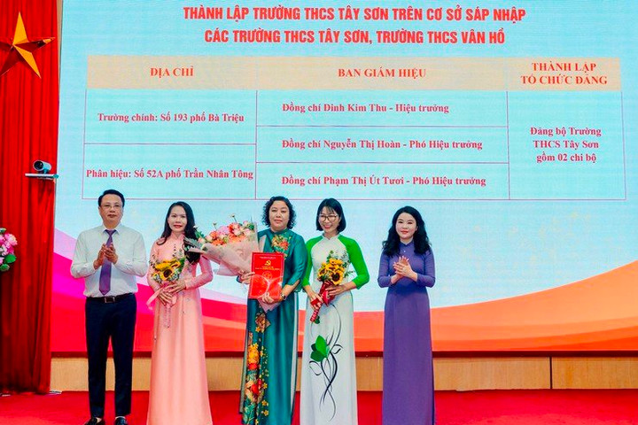 Phường Hai Bà Trưng: Công bố các quyết định sắp xếp, tổ chức lại các cơ sở giáo dục công lập