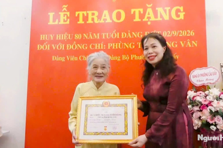 Cầu Giấy: Trao tặng Huy hiệu 80 năm tuổi Đảng cho đảng viên lão thành Phùng Thị Hồng Vân