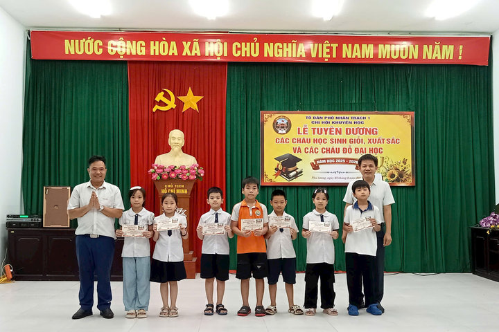 Phường Phú Lương: Tuyên dương học sinh giỏi năm học 2025 - 2026 tại Tổ dân phố Nhân Trạch 1