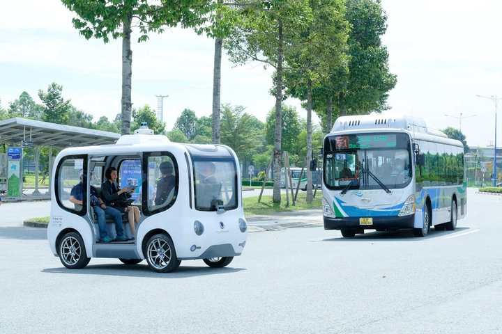 Hà Nội cho phép thử nghiệm xe buýt tự hành, robotaxi, robot giao hàng