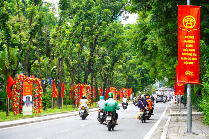 Hà Nội rực rỡ cờ hoa, tưng bừng không khí Quốc khánh 2/9