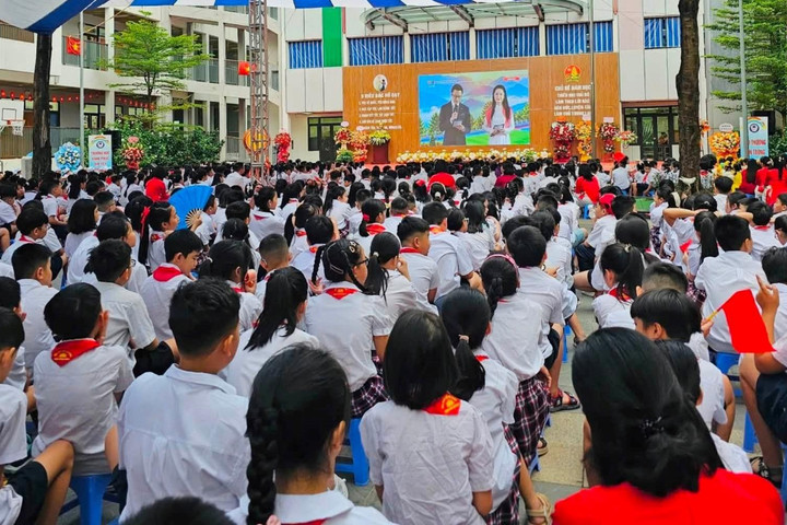 Rộn ràng tiếng trống khai trường tại Trường Tiểu học Xuân La (Hà Nội)