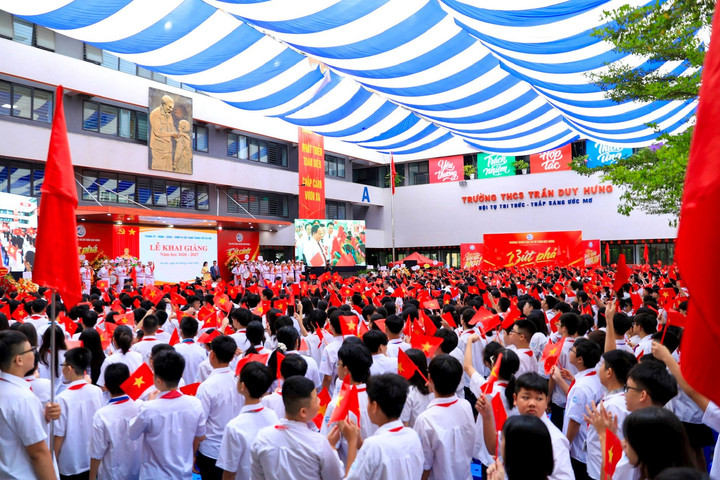 Bí thư Thành ủy Hà Nội Trần Đức Thắng dự lễ khai giảng tại Trường THCS Trần Duy Hưng