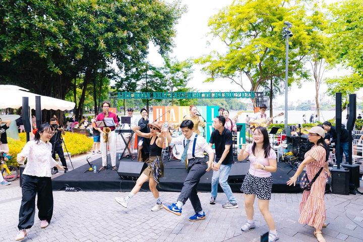 [Video] "Jazz on the Street" - rộn ràng trên phố đi bộ hồ Gươm