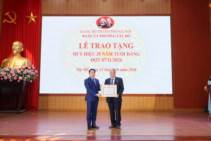 Phường Tây Hồ trao Huy hiệu Đảng cho 558 đảng viên